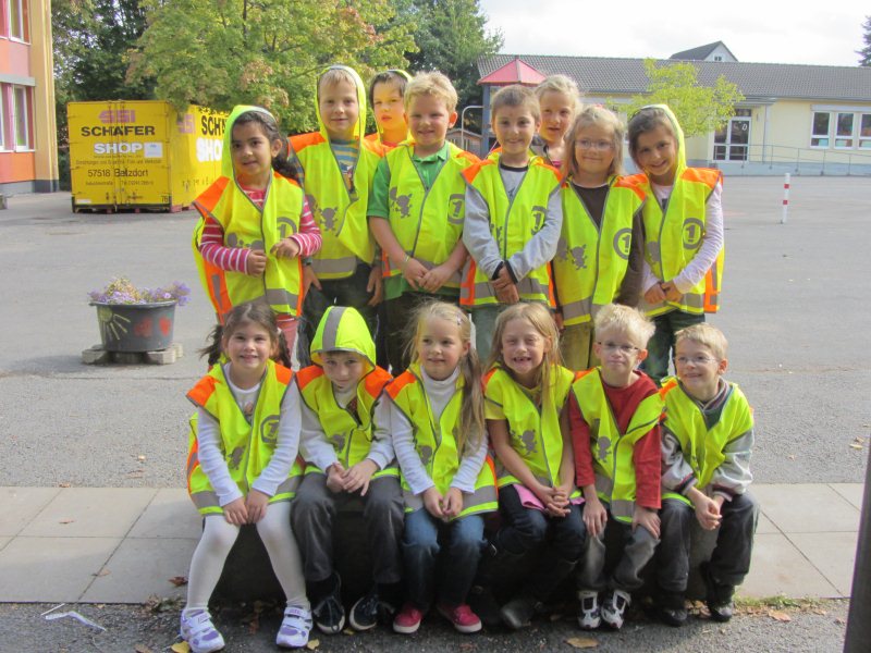 ADAC Warnwesten für die Erstklässler – Johannlandschule Hainchen